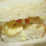 フルーツとカマンベールチーズのサンドイッチ